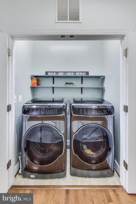 Interior, Washer, Wood Texture Flooring