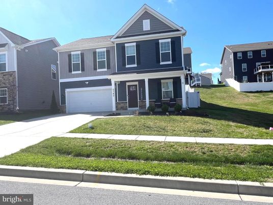 Attached, Exterior, Facade, Farmhouse