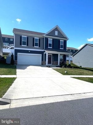 Attached, Exterior, Facade, American Craftsman