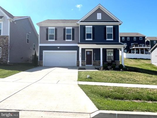 Attached, Exterior, Facade, American Craftsman