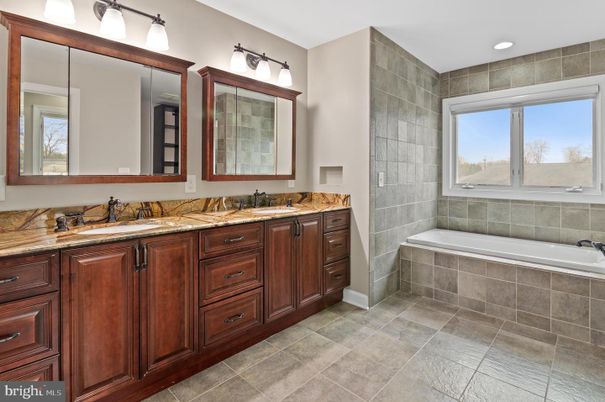 Bathroom, Dual Sink Vanities, Interior, Recessed Lighting