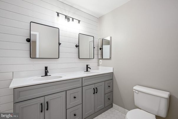 Bathroom, Dual Sink Vanities, Interior