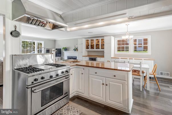 Chandelier, Dining room, Interior, Kitchen, Stainless Steel Appliances, Wood Texture Flooring