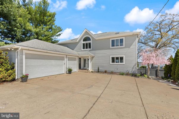 Attached, Exterior, Facade, Cape Cod