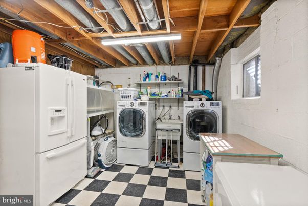 Garage, Interior, Washer, Wooden Beams, Wooden Ceilings