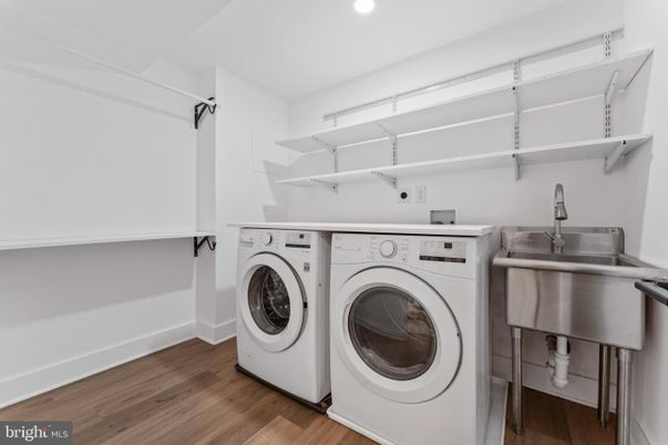 Interior, Recessed Lighting, Washer, Wood Texture Flooring