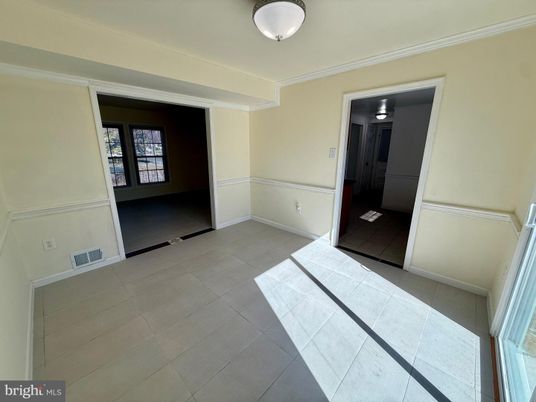 Empty room, Interior