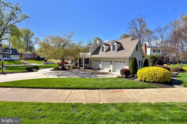 Attached, Exterior, Facade, Cape Cod