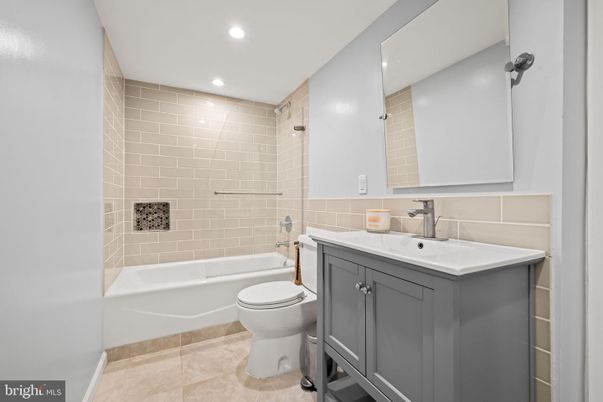 Bathroom, Interior, Recessed Lighting