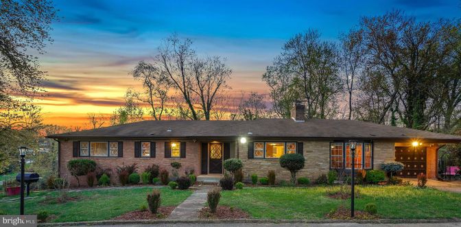Exterior, Facade, Brick Facade, Ranch