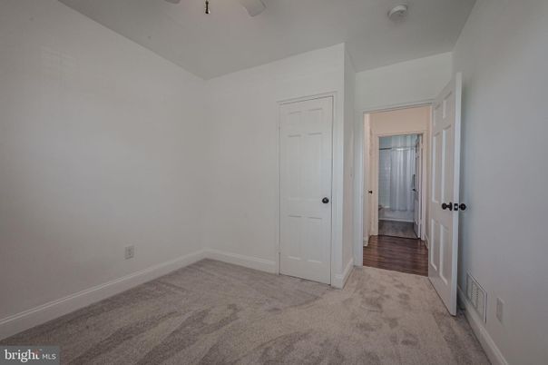 Empty room, Interior