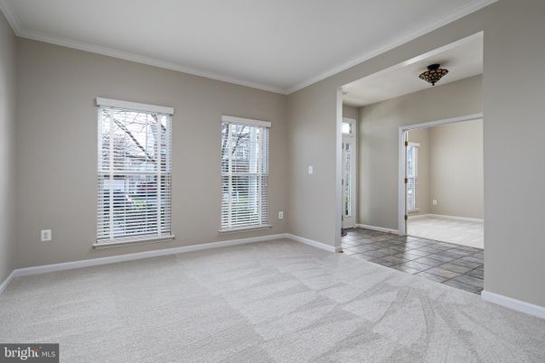 Empty room, Interior