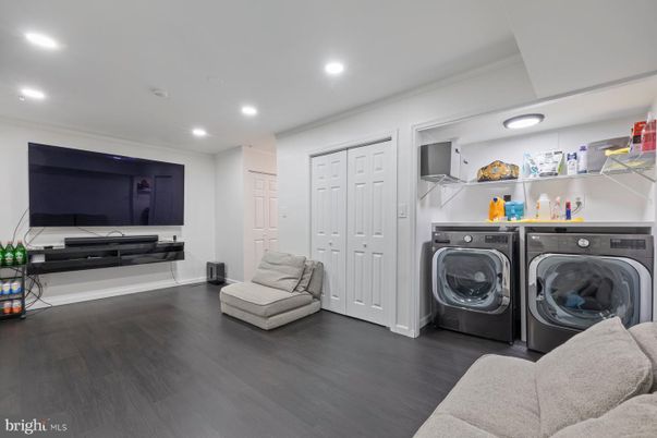 Interior, Recessed Lighting, Washer, Wood Texture Flooring