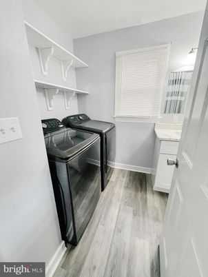 Interior, Washer, Wood Texture Flooring