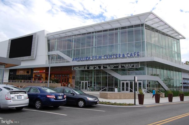 Exterior, Facade, Modern