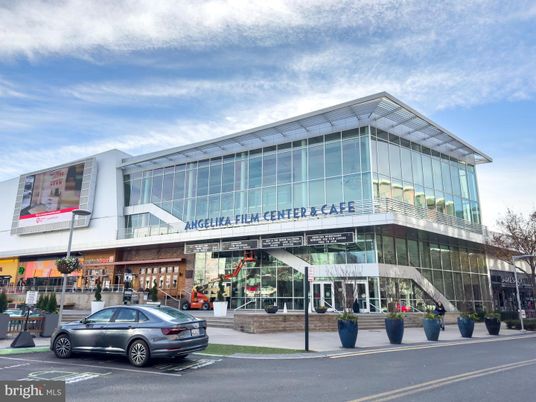 Exterior, Facade, Modern