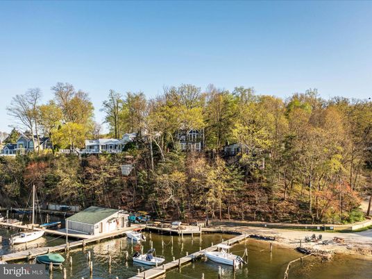 Exterior, Lake