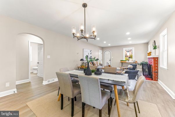 Chandelier, Dining room, Interior, Living room, Pendant Lights, Recessed Lighting, Wood Texture Flooring