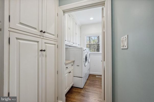Interior, Recessed Lighting, Washer, Wood Texture Flooring