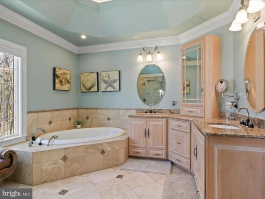 Bathroom, Dual Sink Vanities, Interior, Recessed Lighting
