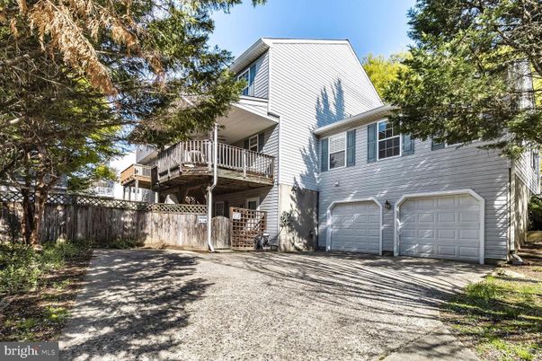 Attached, Exterior, Facade, Queen Anne Victorian
