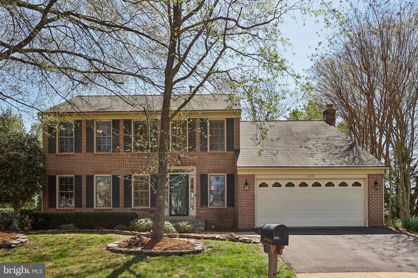 Attached, Exterior, Facade, Brick Facade, Georgian
