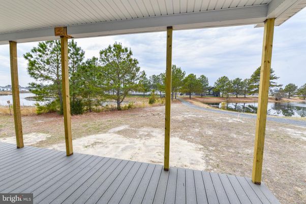 Exterior, Lake