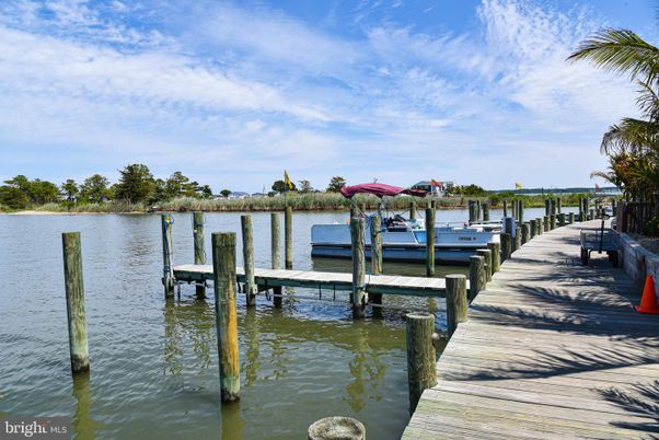 Exterior, Lake
