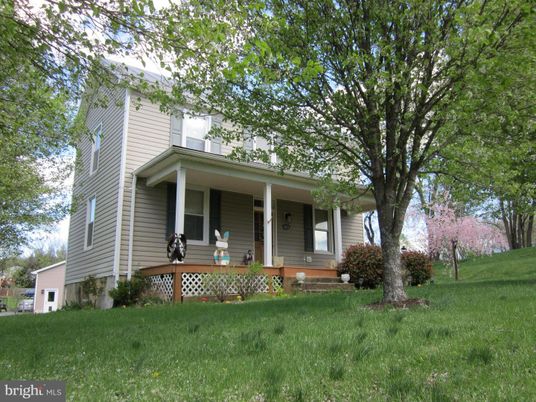 Backyard, Exterior, Facade, American Foursquare