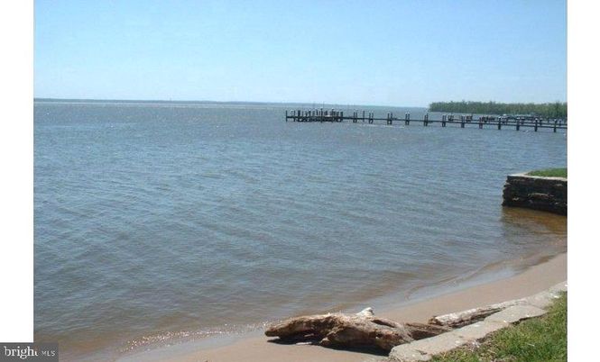 Exterior, Lake