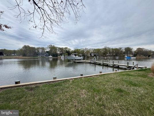 Exterior, Lake