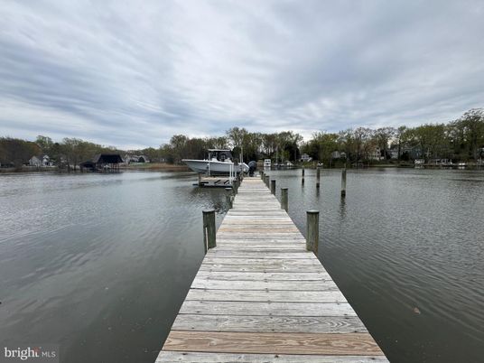 Exterior, Lake