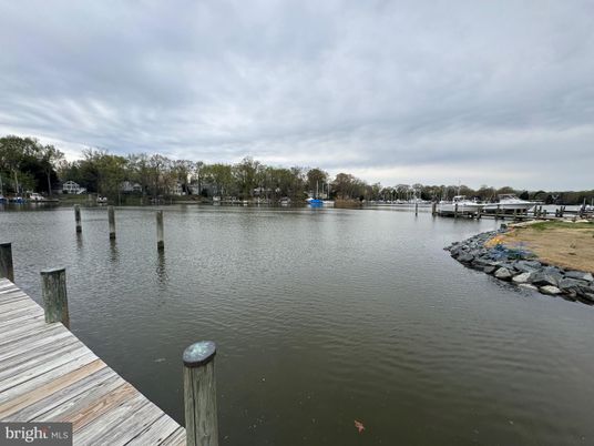 Exterior, Lake