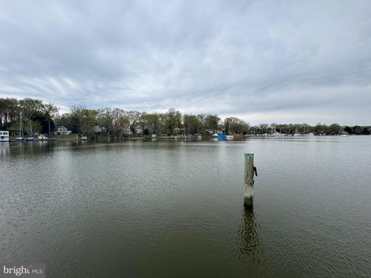 Exterior, Lake
