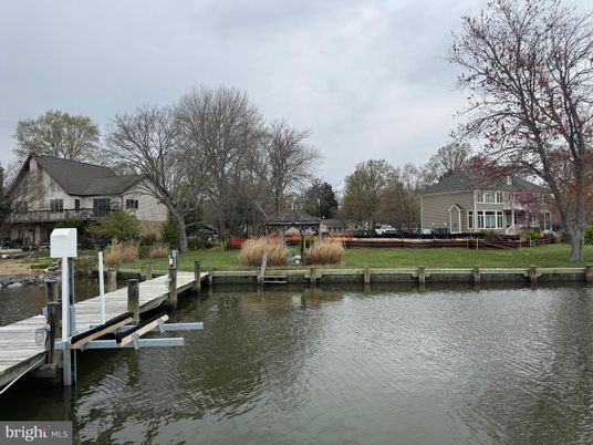 Exterior, Lake