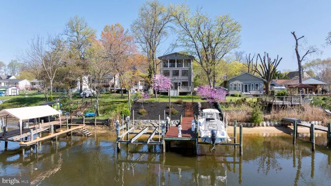 Exterior, Lake
