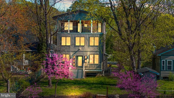 Backyard, Exterior, Facade, Queen Anne Victorian