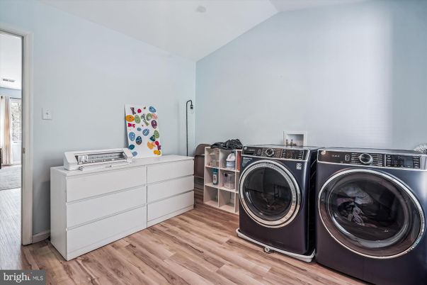 Interior, Washer, Wood Texture Flooring