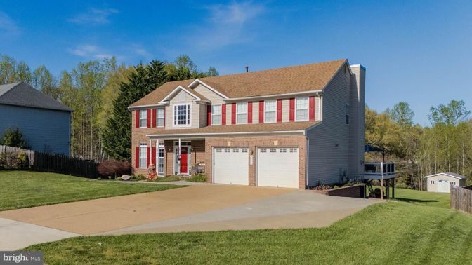 Attached, Exterior, Facade, Farmhouse