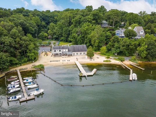 Exterior, Lake