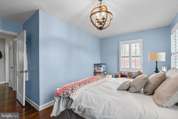 Bedroom, Chandelier, Interior, Pendant Lights, Wood Texture Flooring