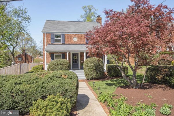 Exterior, Facade, Brick Facade, American Foursquare