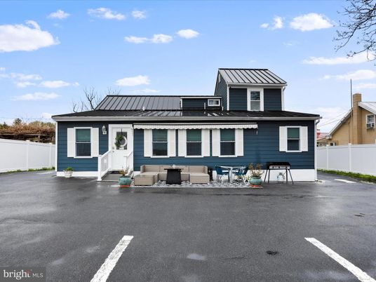 Exterior, Facade, Raised Ranch
