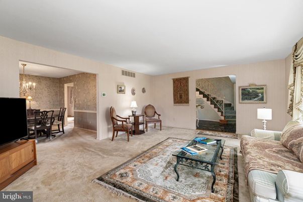Chandelier, Dining room, Interior, Living room