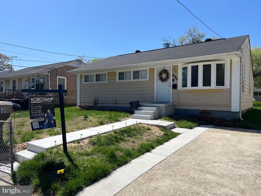 Exterior, Facade, Cape Cod