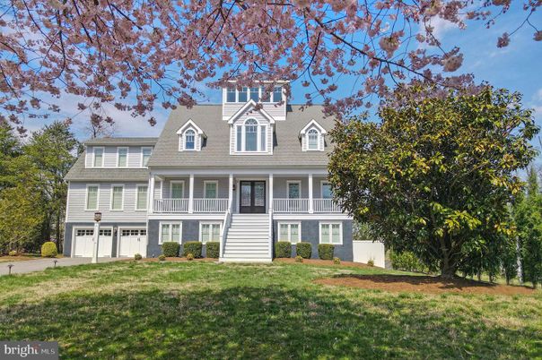 Attached, Exterior, Facade, Queen Anne Victorian