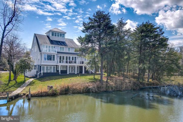 Exterior, Lake