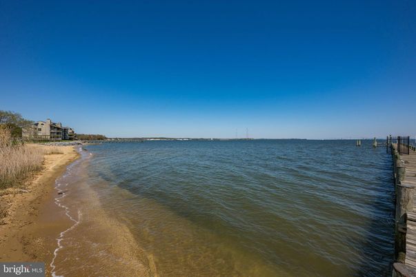 Exterior, Lake