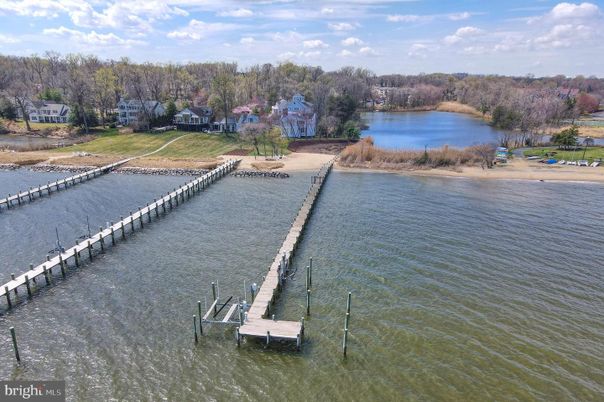 Exterior, Lake
