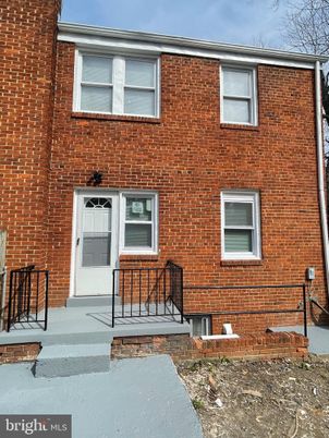 Exterior, Facade, Brick Facade, Rowhouse